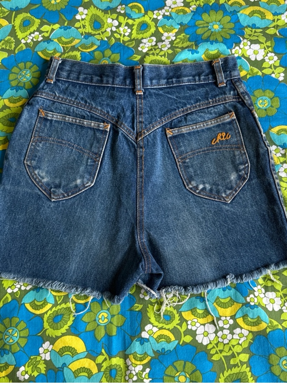 Vintage CHIC Denim 70s 80s Blue cut off Jean Shorts size 10 - Picture 6 of 16